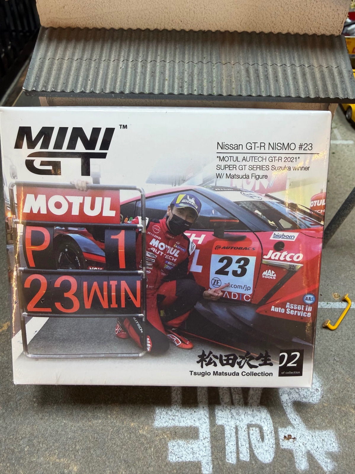 MINI GT 1:64 Nissan GT-R NISMO #23 MOTUL AUTECH GT-R 2021 Suzuka Winner W/ Matsuda Figure
